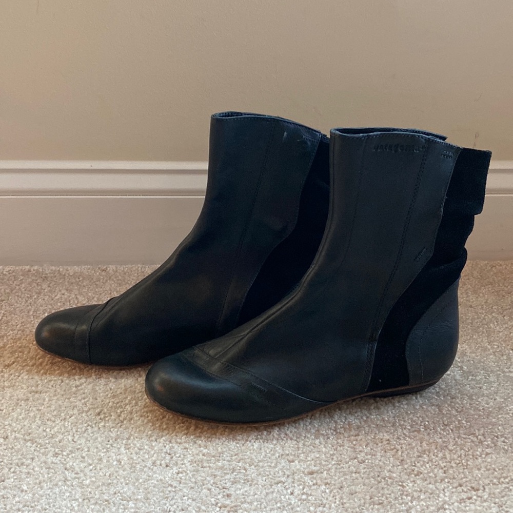 New without box Black leather Patagonia flat boots Sz 8